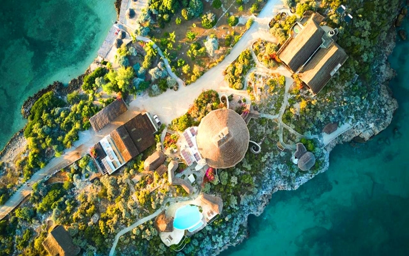 Luxury beachfront Olo Be Lodge, Andavadoaka, Madagascar